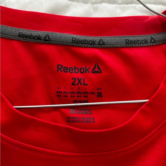 Men’s Reebok 2XL moisture wicking tshirt with hidden pocket on bottom (see pics) - Picture 1 of 3